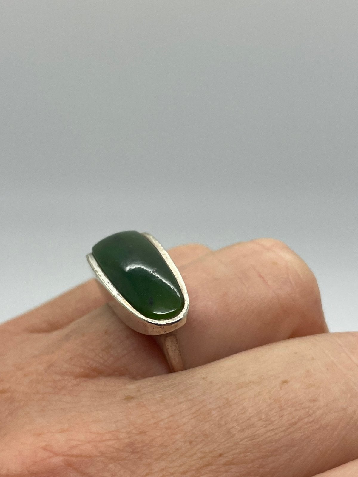 F449 Prachtige zilveren jade ring maat 17,25, Ophalen of Verzenden, X, Met edelsteen, Dame