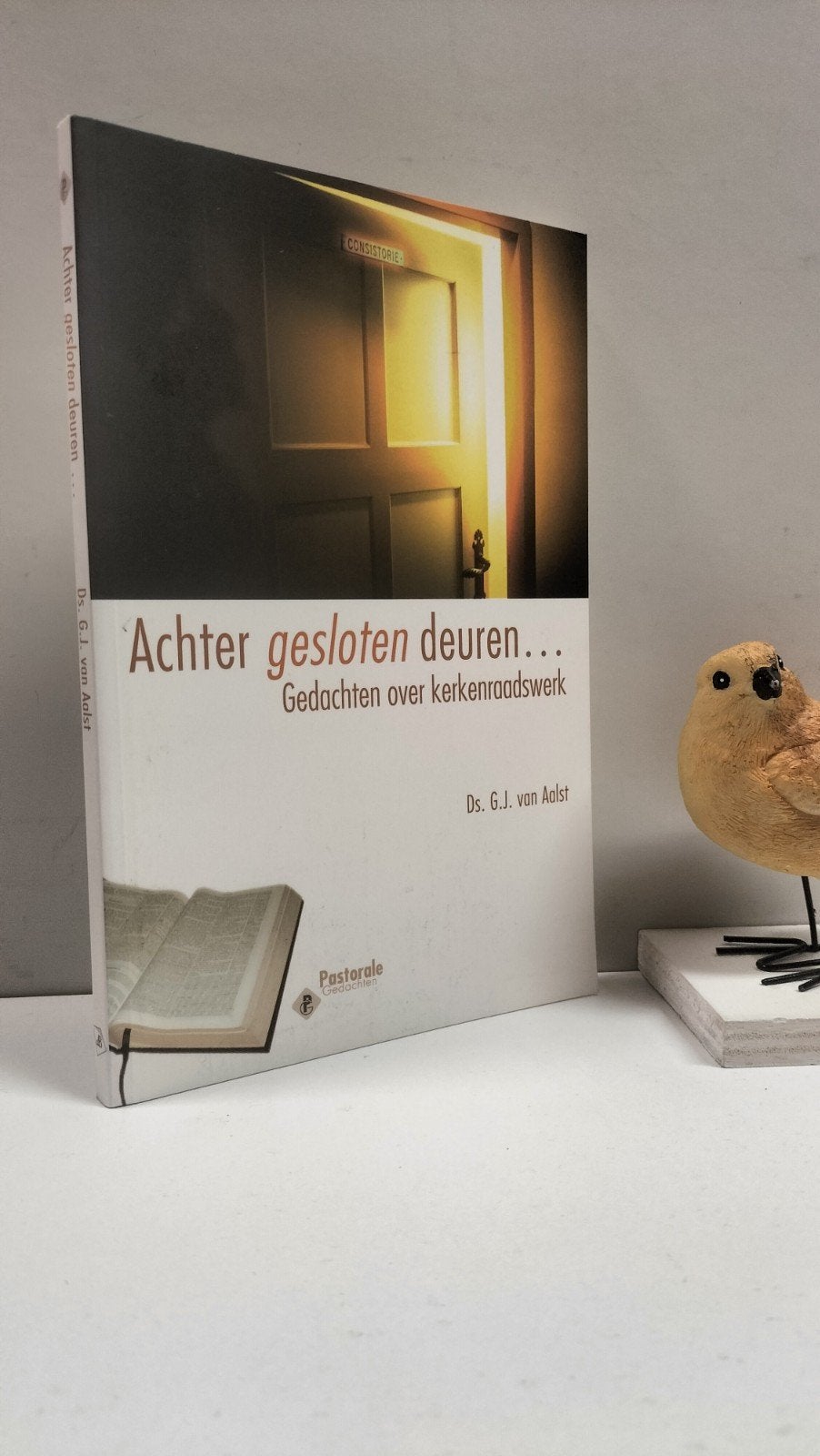 Aalst, Ds. G.J. van; Achter gesloten deuren, Ophalen of Verzenden, Gelezen, Christendom | Protestants