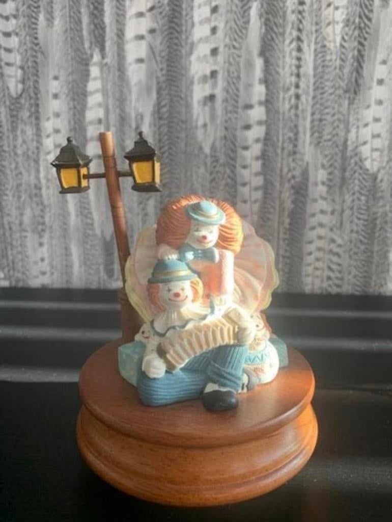 Vintage Clown Beeldje met Accordeon en Lantaarnpaal, Verzamelen, Beelden en Beeldjes, Ophalen of Verzenden, Zo goed als nieuw