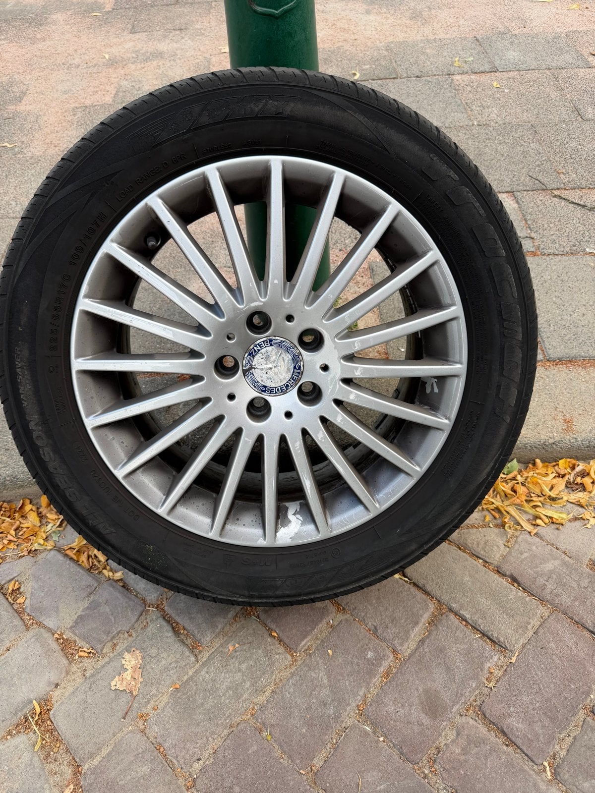 Mercedes-Benz Velgen met All Season Banden 225/55 R17, Auto-onderdelen, Banden en Velgen, Gebruikt, Banden en Velgen, 17 inch
