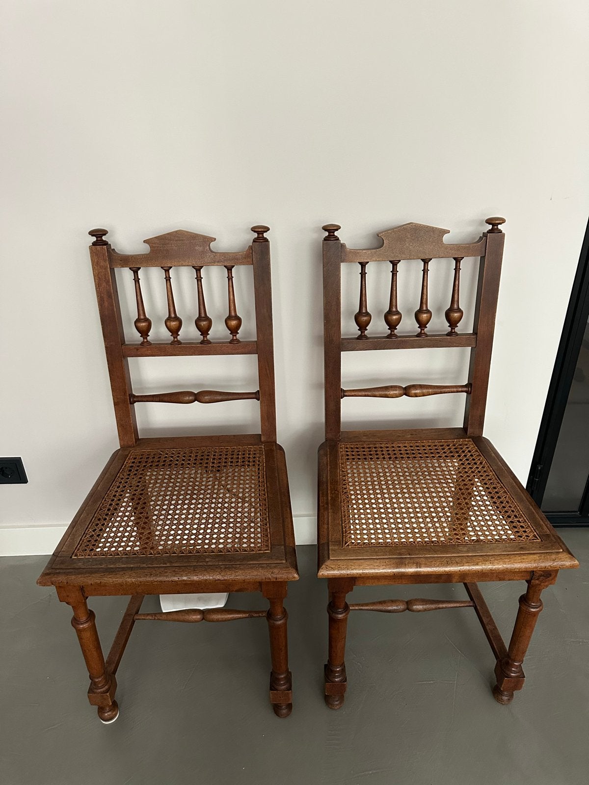 Set van 2 houten antieke Henry II stoelen met rotan zitting, Ophalen