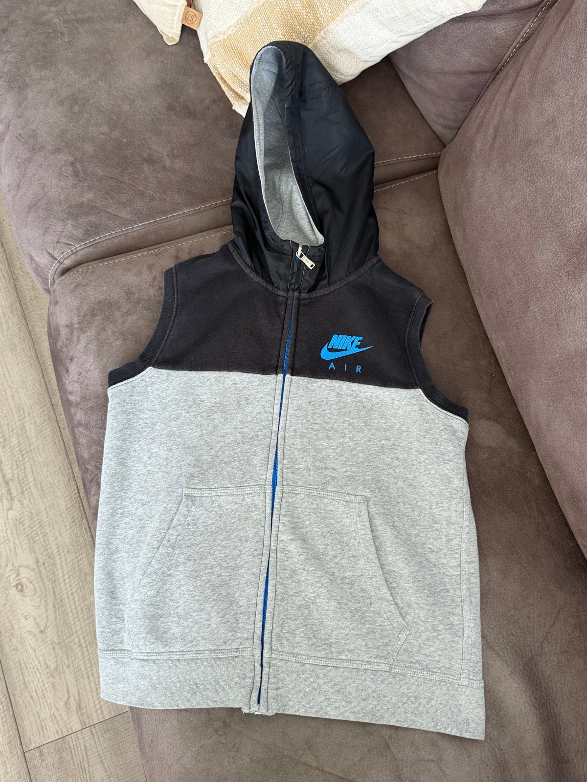 Nike Air mouwloos vest met capuchon, Ophalen of Verzenden, Zo goed als nieuw, Jongen of Meisje, Trui of Vest