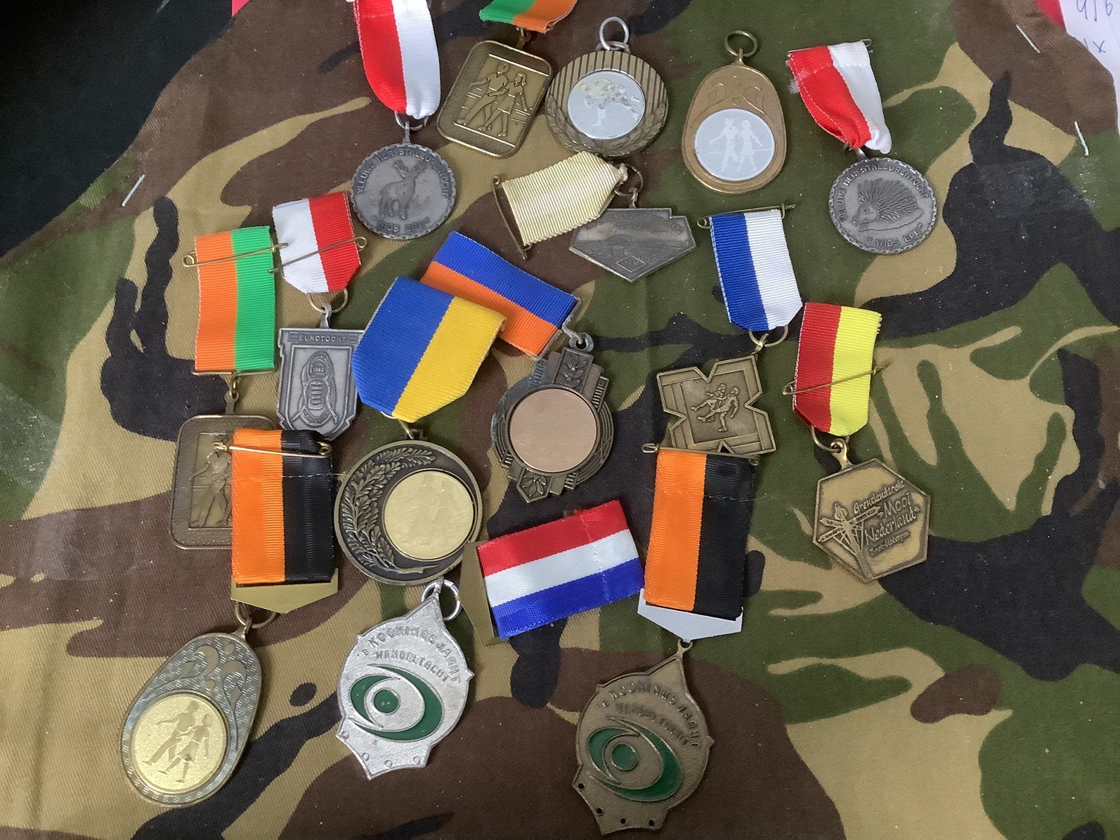 Kavel diverse wandel medailles in een KOOP, Ophalen of Verzenden, Landmacht, Nederland, Embleem of Badge