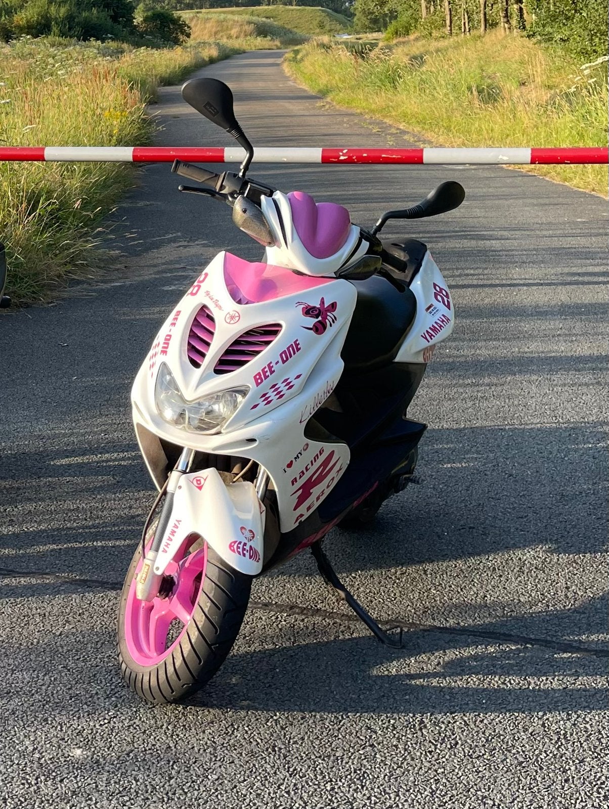 Originele Yamaha Aerox kappenset wit/roze oud model, Fietsen en Brommers, Scooters | Yamaha, Ophalen of Verzenden, Zo goed als nieuw