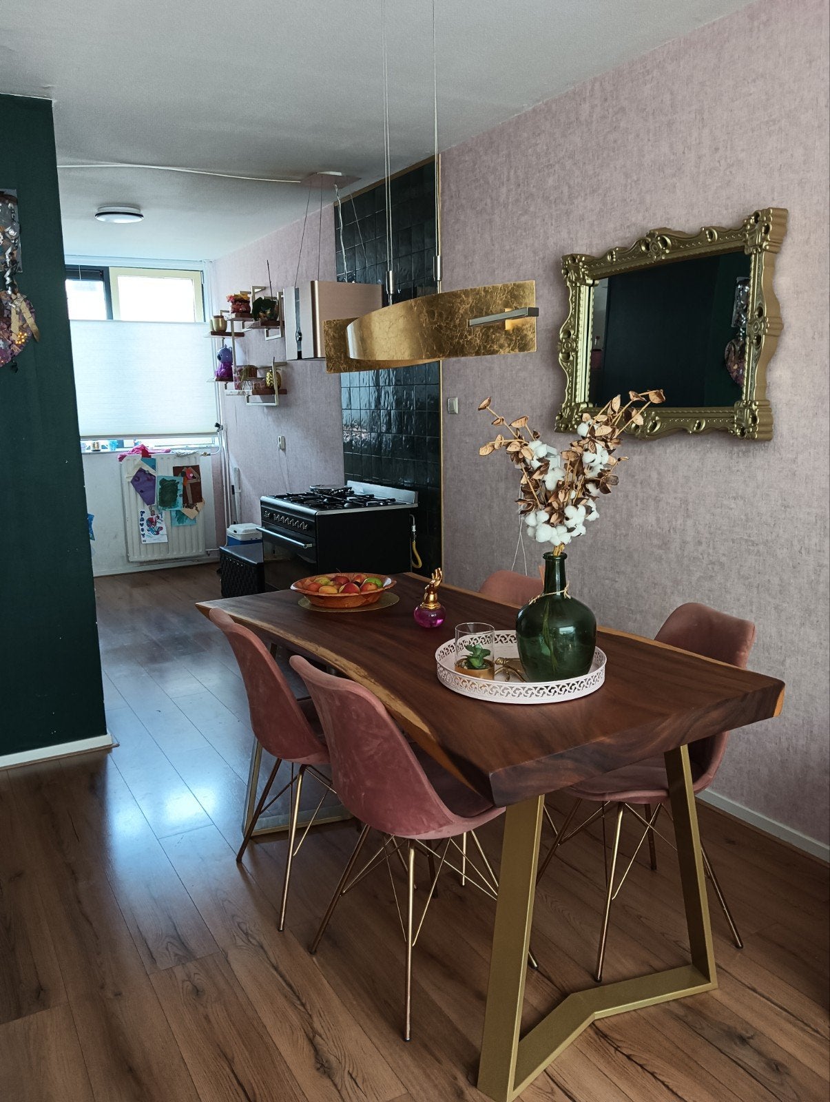 Suar houten eettafel met gouden 'M' poten en stoelen, Huis en Inrichting, Tafels | Eettafels, Ophalen, Gebruikt, 200 cm of meer