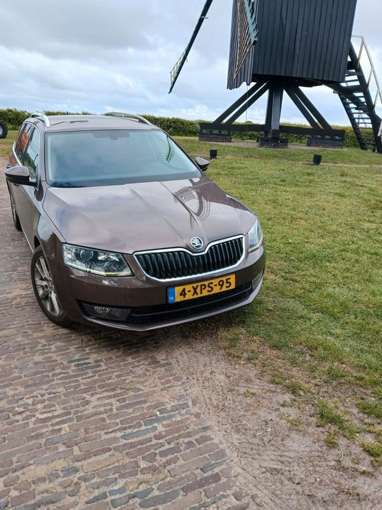 GereserveedSkoda Octavia 1.6 TDI 77KW Combi Dsg-7 2014 Bruin, Auto's, Skoda, Stof, 4 cilinders, Bruin, Origineel Nederlands