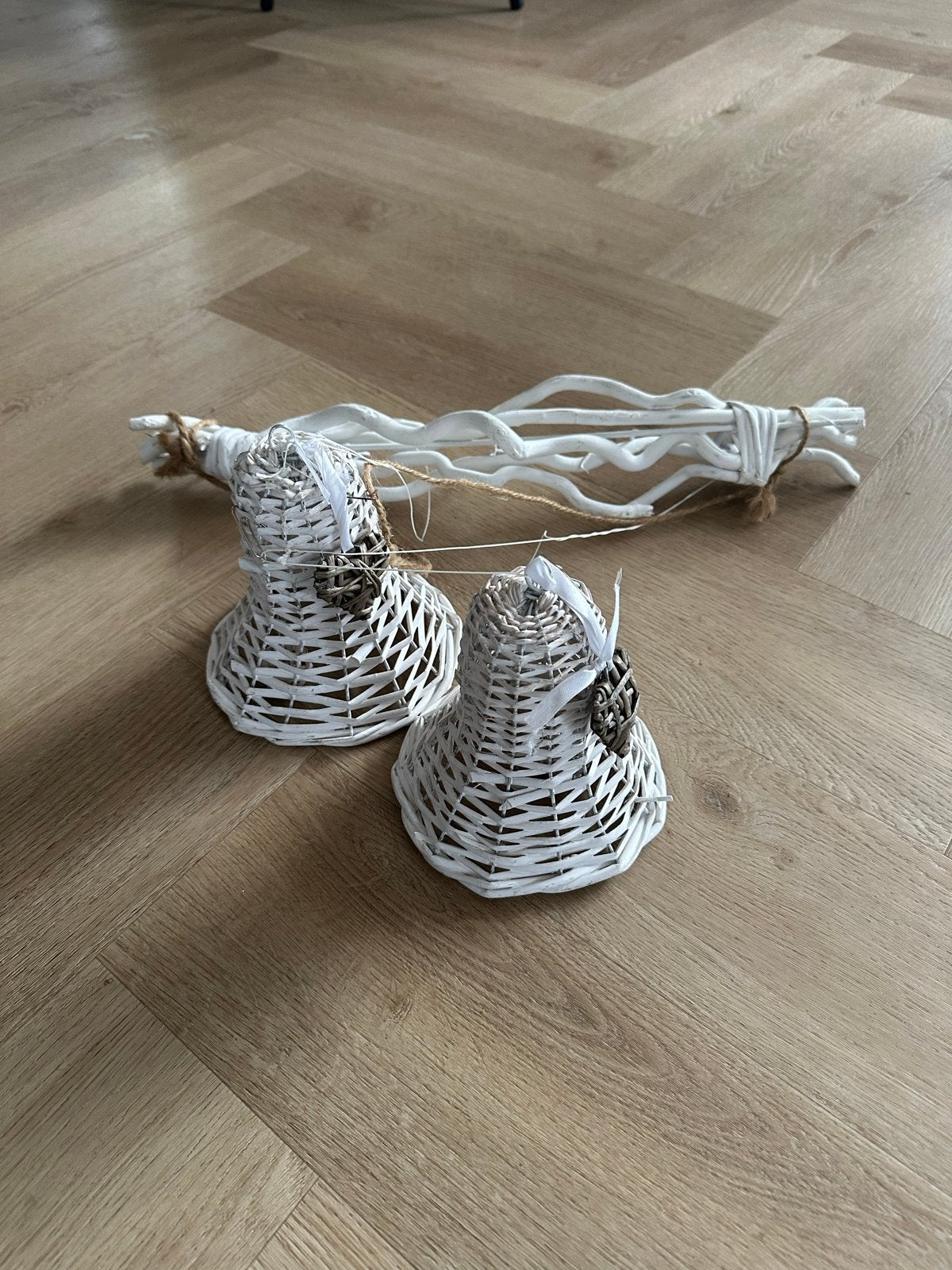 Decoratieve witte takken en rieten belletjes, Huis en Inrichting, Gebruikt, Ophalen of Verzenden, Landelijk, Natuurlijk materiaal