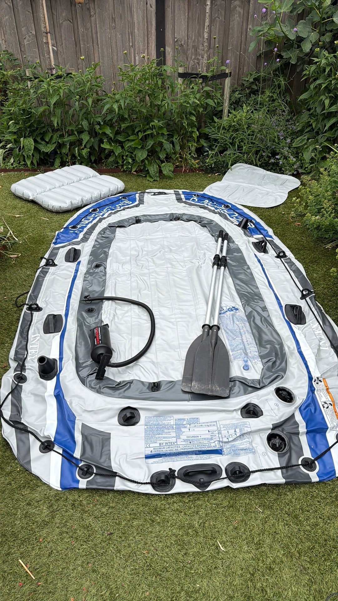 Intex excursion 4 rubber opblaasboot incl peddels en pomp, Ophalen, Zo goed als nieuw