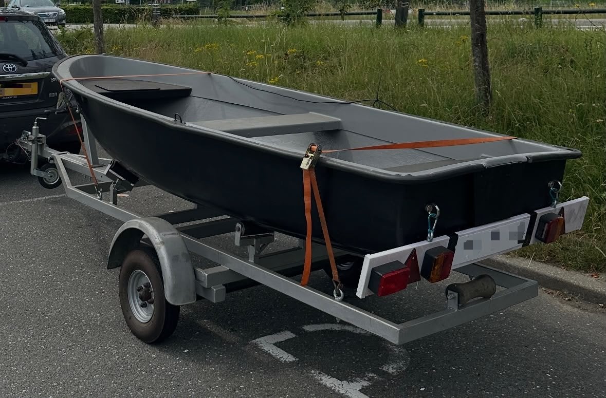 Stabiele boot visboot/roeiboot met trailer, Watersport en Boten, Vis- en Consoleboten, Gebruikt, Overige merken, Benzine, Tot 10 pk