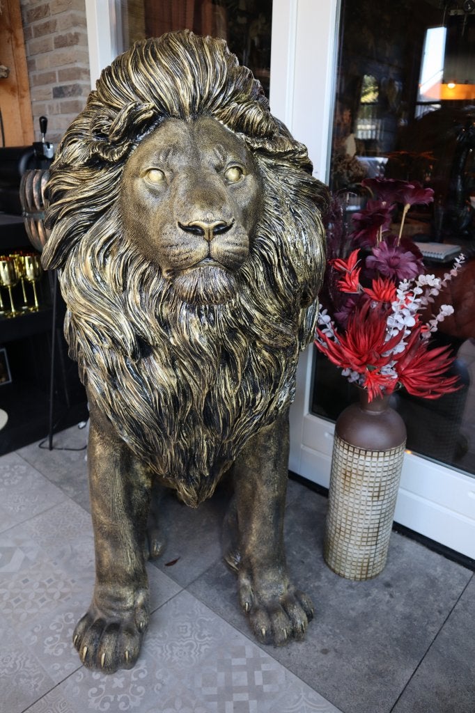 Leeuw beeld antiek goud 134 cm | Tuinbeeld & Woondecoratie, -, -, Nieuw, Kunststof