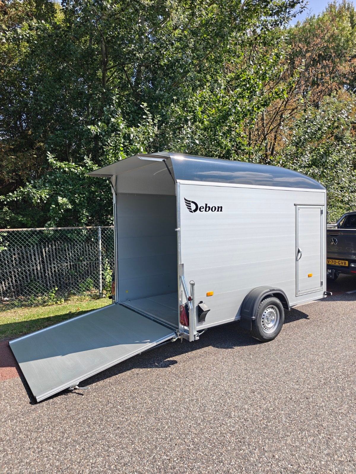 DEMO Debon 400 gesloten aanhanger met laadklep, Auto diversen, Aanhangers en Bagagewagens, Ophalen of Verzenden, Zo goed als nieuw