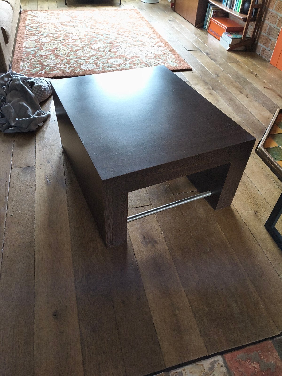 Donkerbruine salon tafel jaren 70 met metalen stang, Gebruikt, 50 tot 100 cm, 50 tot 100 cm, Jaren 70
