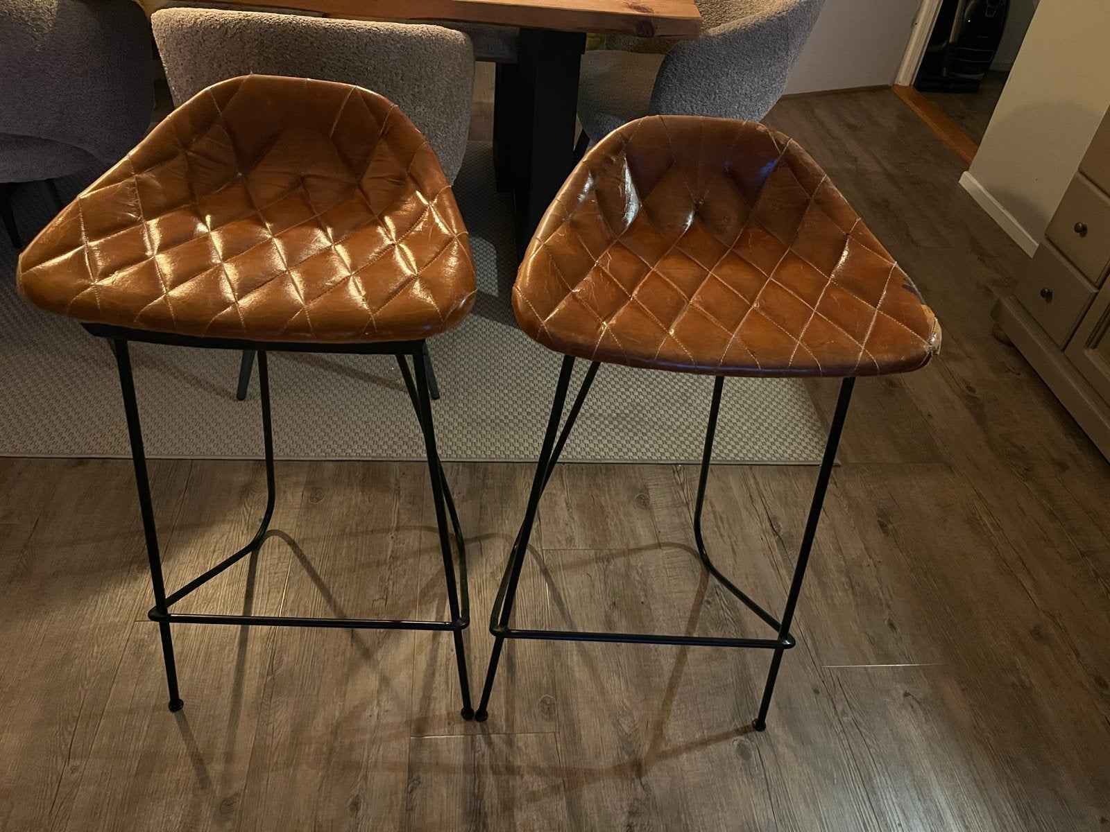 2 stoere barkrukken, bruin leer