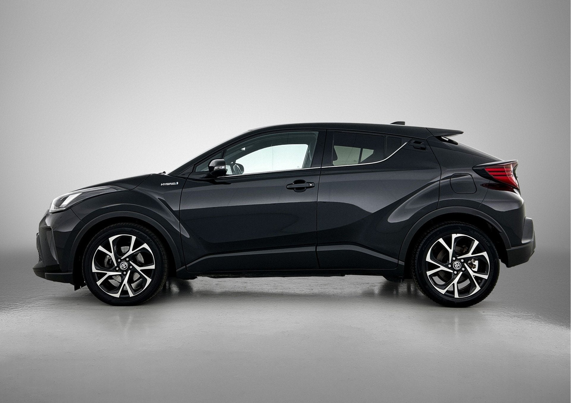 Toyota C-HR 1.8 Hybrid Style | Navigatie | JBL | PDC | BLS |, 12 maanden, Stof, 4 cilinders, Zwart