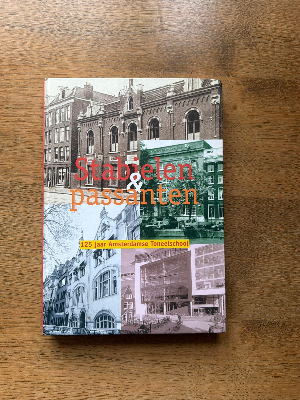 Stapelen & Passanten: 125 jaar Amsterdamse Toneelschool, Boeken, Ophalen of Verzenden, Zo goed als nieuw, Vakgebied of Filmindustrie