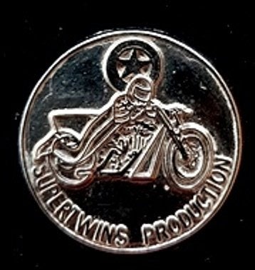 Supertwins Productions pin- zilverkleur, Verzamelen, Speldjes, Pins en Buttons, Verzenden, Nieuw, Transport, Speldje of Pin