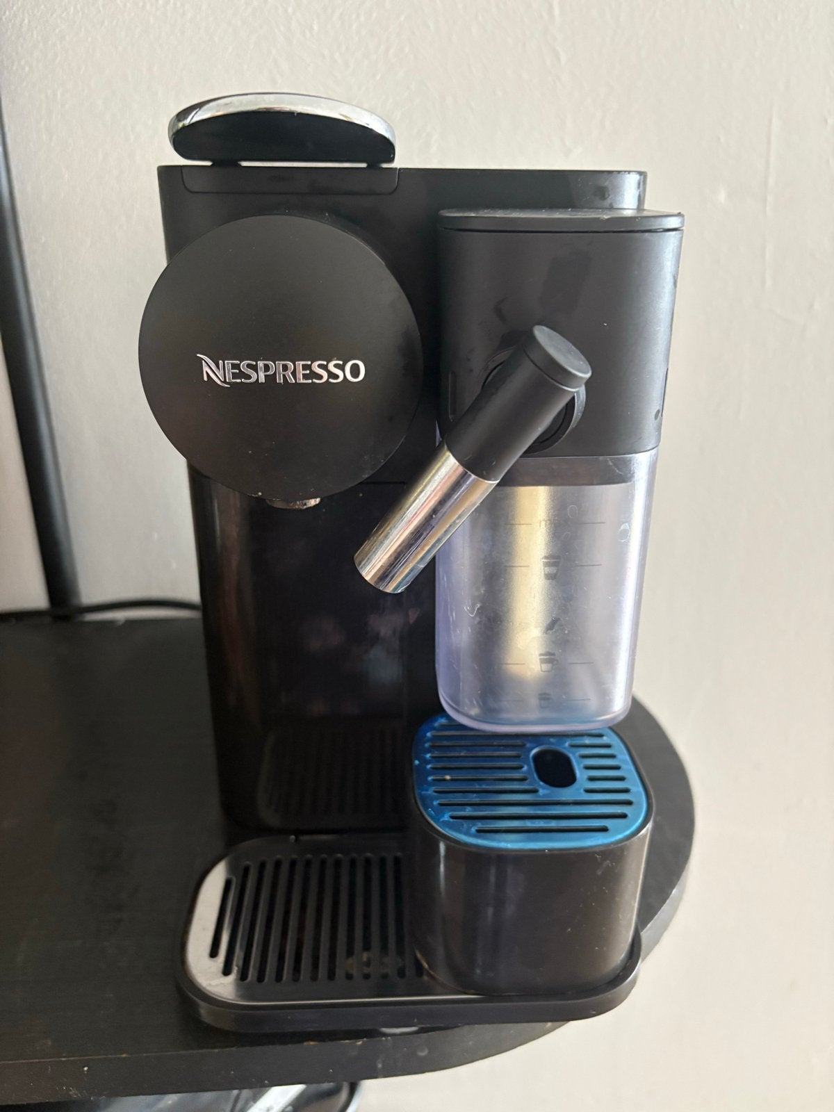 Nespresso Lattissima One - Zwart, Espresso apparaat, Ophalen of Verzenden, Zo goed als nieuw, 1 kopje