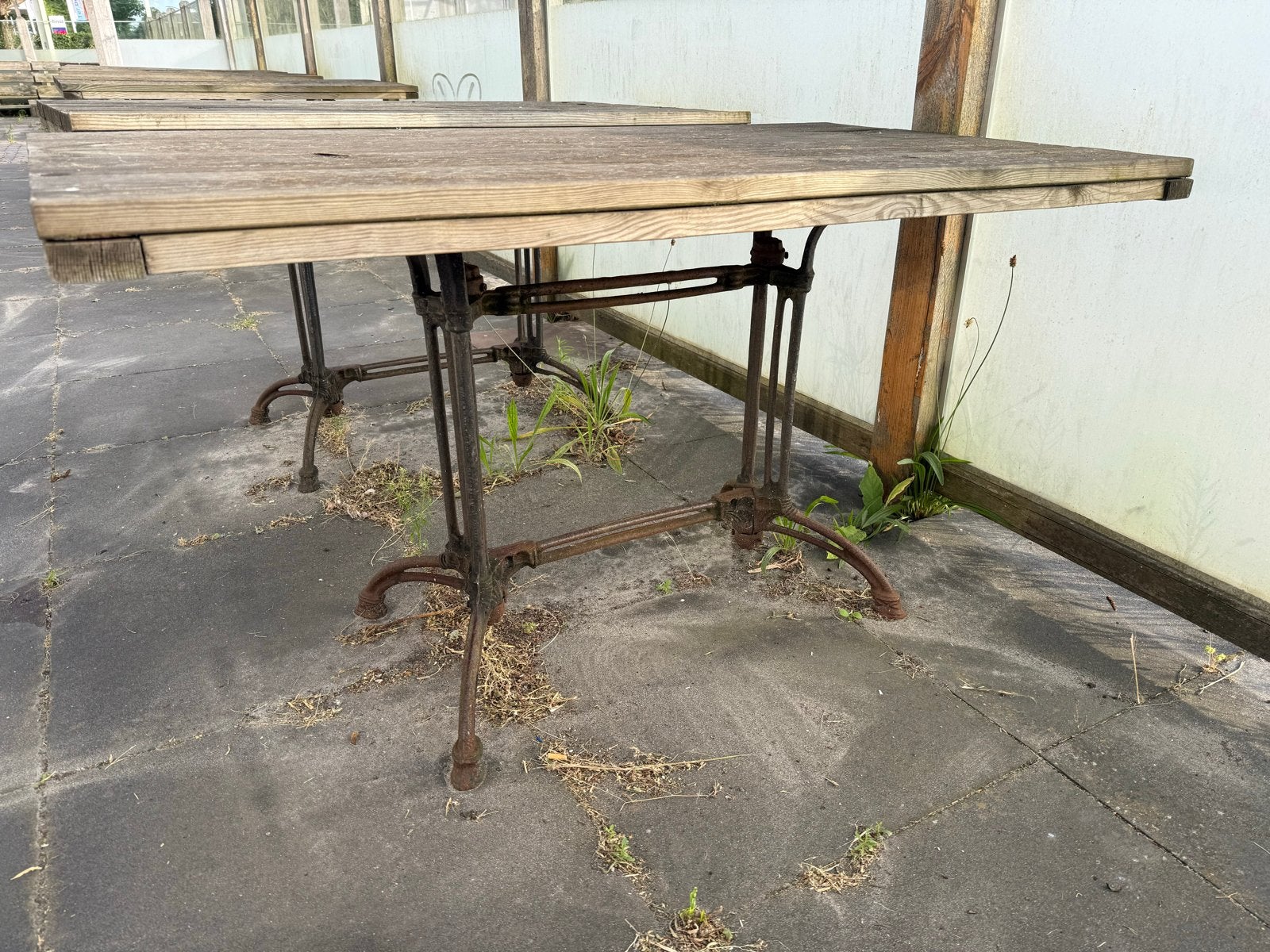 9x Vintage houten terrastafels met gietijzeren onderstel, Antiek en Kunst, Antiek | Meubels | Tafels, Ophalen