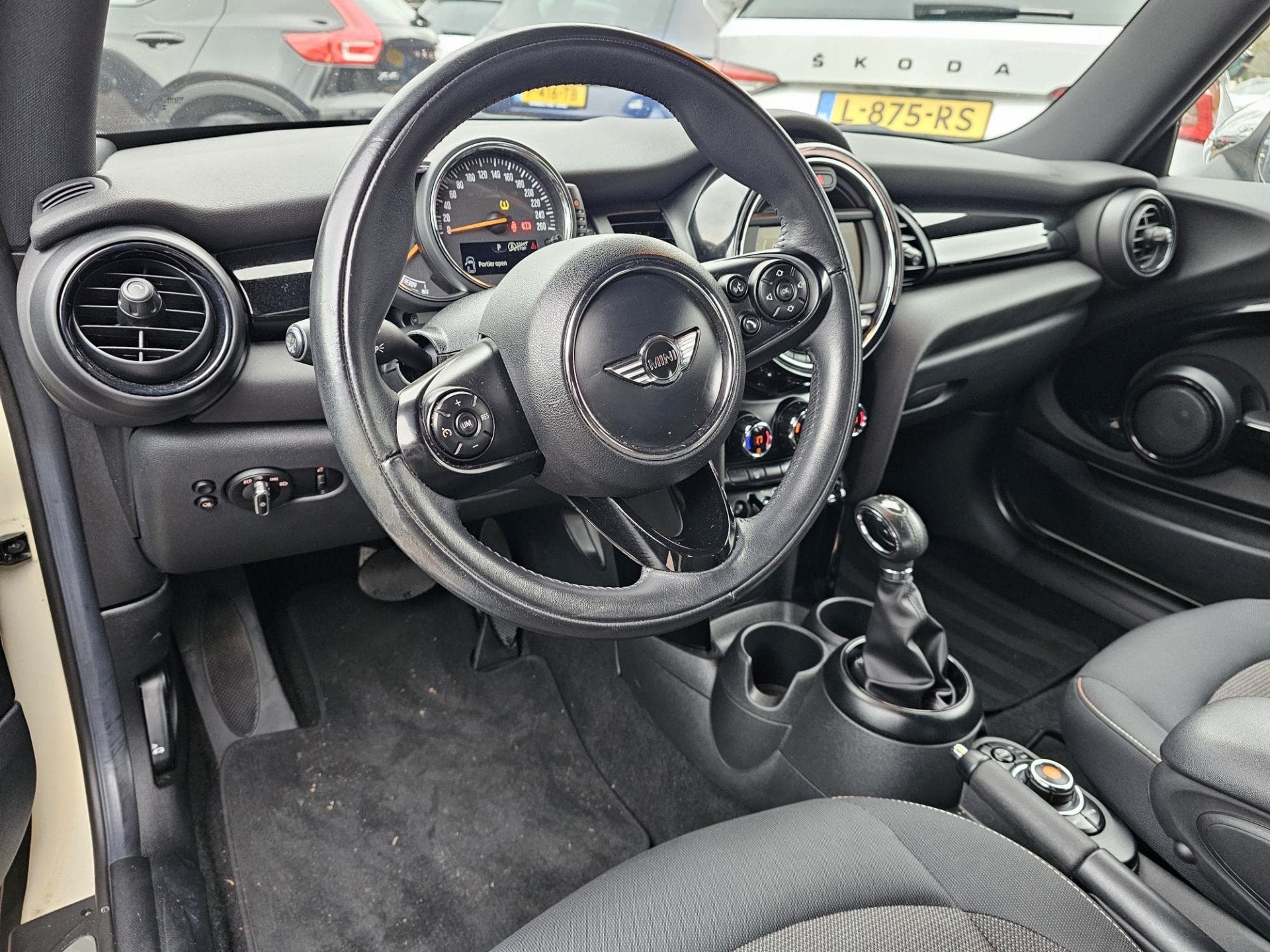 MINI Mini 1.5 Cooper Business | Automaat | LED | Airco | Cru, 12 maanden, Gebruikt, Euro 6, 4 stoelen