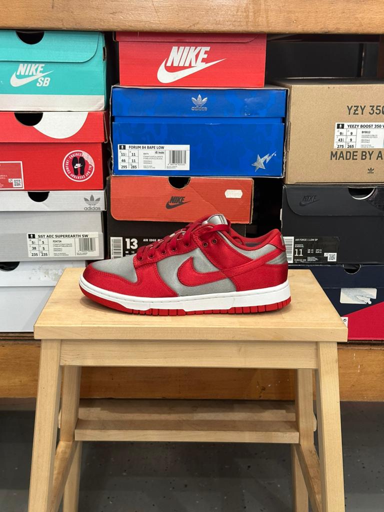 Nike dunk low Satin Red, Kleding | Heren, Schoenen, Overige kleuren, Nieuw, Ophalen of Verzenden, Sneakers of Gympen