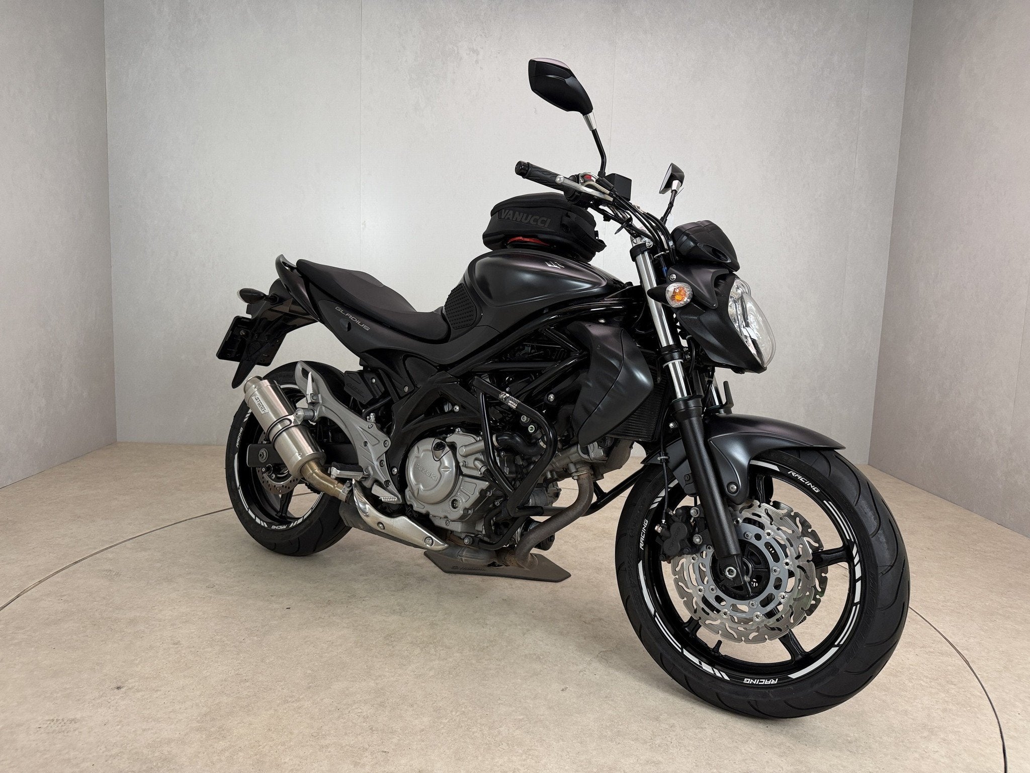 Suzuki GLADIUS ABS TOUR (bj 2015), Suzuki B.V. Nimag, Lange Dreef 12
4131 NH  VIANEN, Bedrijf, Klantenservice@suzuki.nl