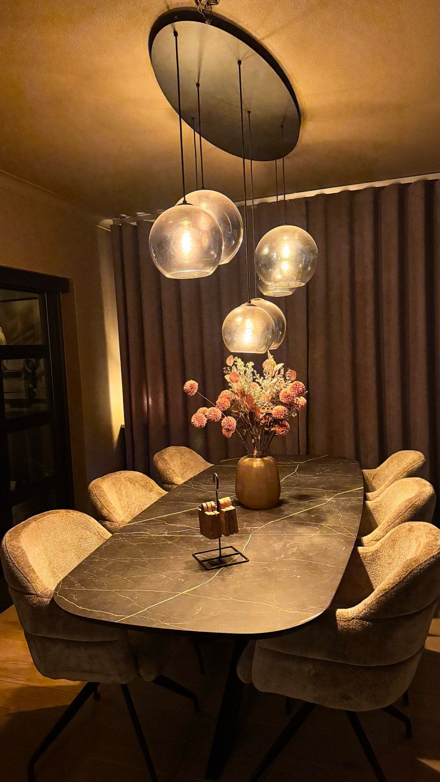 Elegante eettafel met 6 draaibare stoelen en hanglamp, Ophalen, Overige materialen, Zo goed als nieuw, Vijf personen of meer