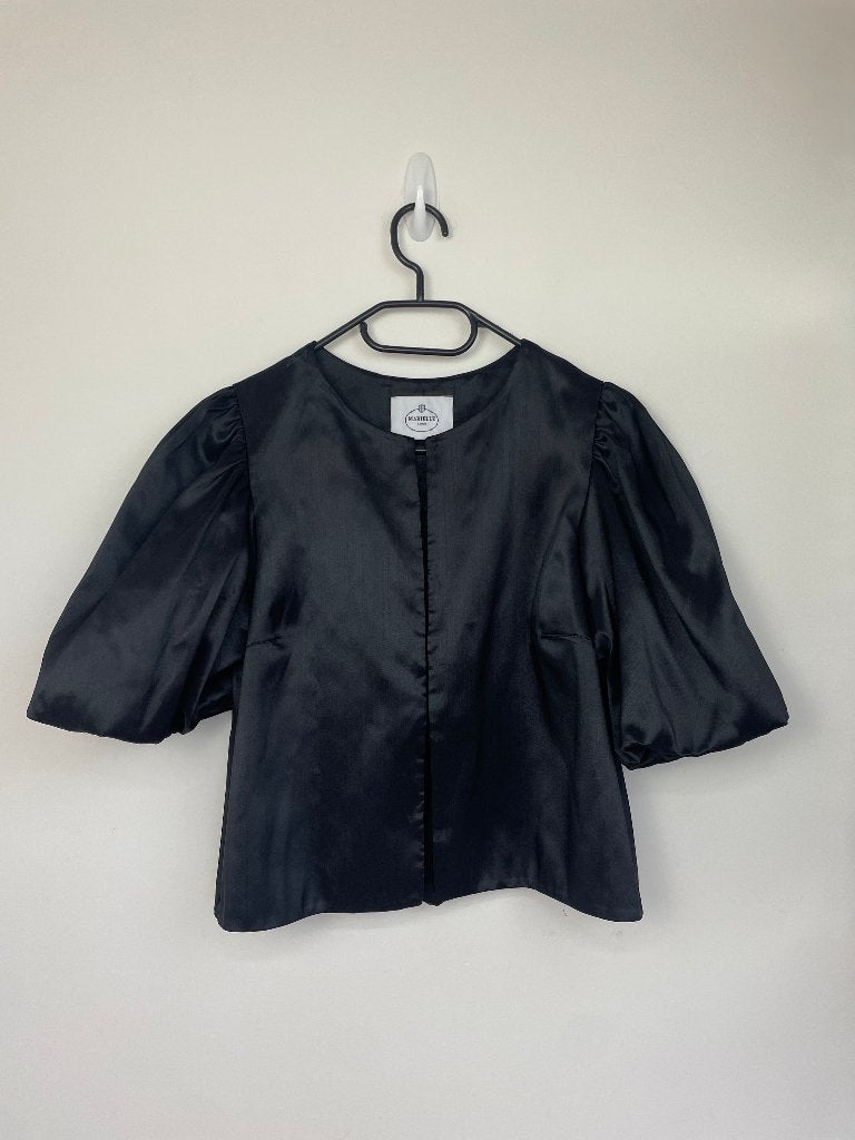 Marielle Stokkelaar satijnen jasje zwart top One Size, Maat 38/40 (M), Marielle Stokkelaar B.V., Nijverheidsstraat 28 (7575BJ), Oldenzaal, The Netherlands