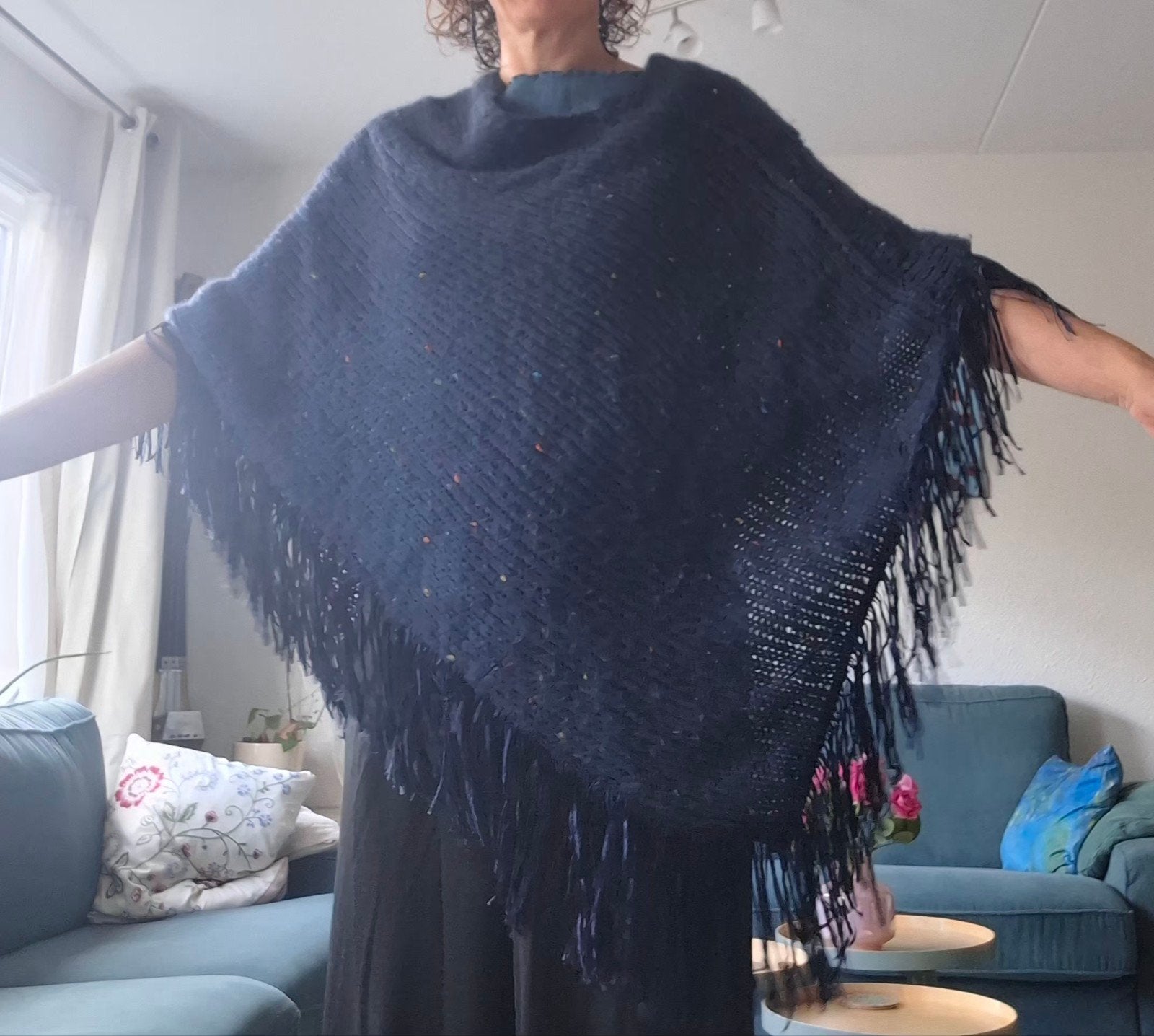 Donkerblauwe poncho met franjes en kleurrijke spikkels, Maat 38/40 (M), Blauw, Ophalen of Verzenden, Onbekend