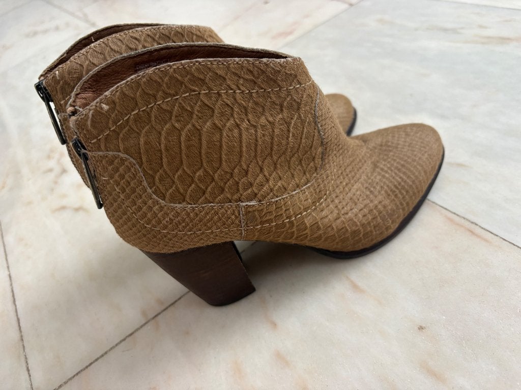UGG enkellaarsjes maat 38 beige, Kleding | Dames, Ophalen, UGG, Beige, Lage of Enkellaarzen