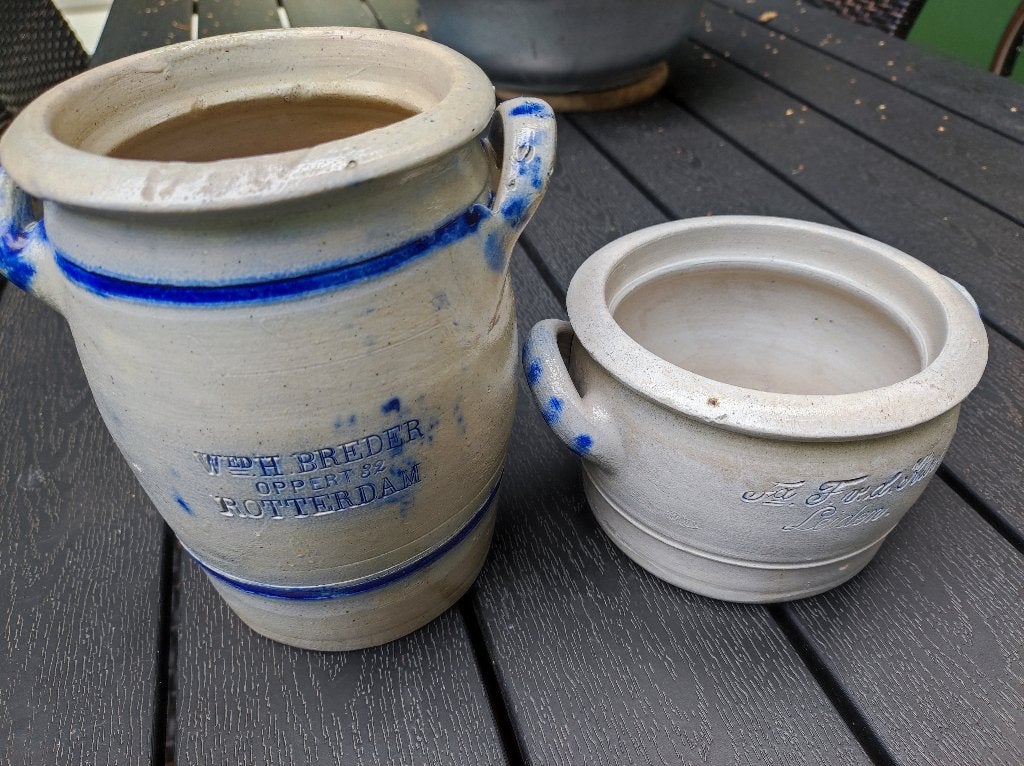 Antieke aardewerken potten met blauwe decoratie, Ophalen