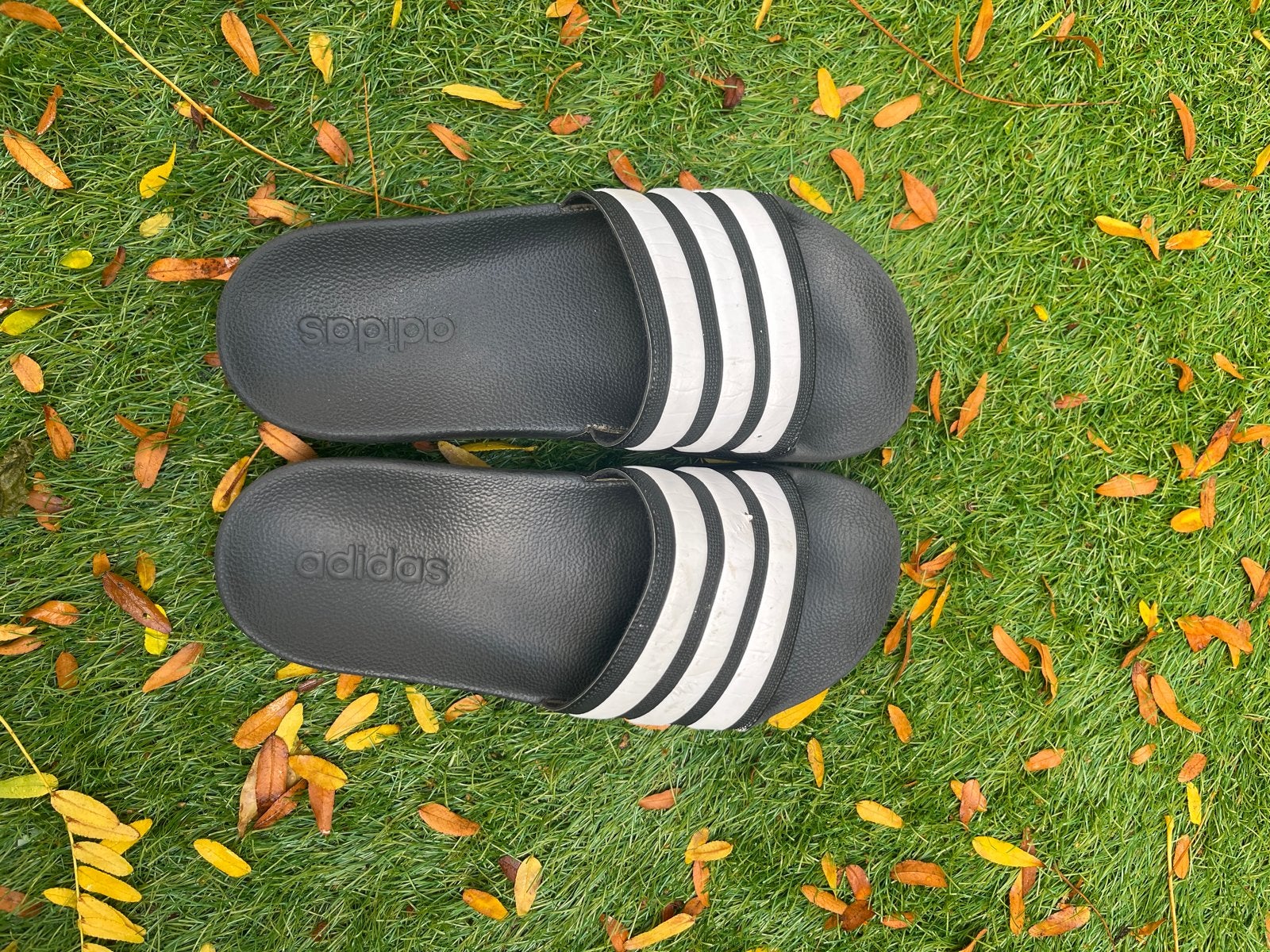 Adidas Adilette Slippers Zwart met Witte Strepen, Zwart, Zo goed als nieuw, Ophalen, Slippers