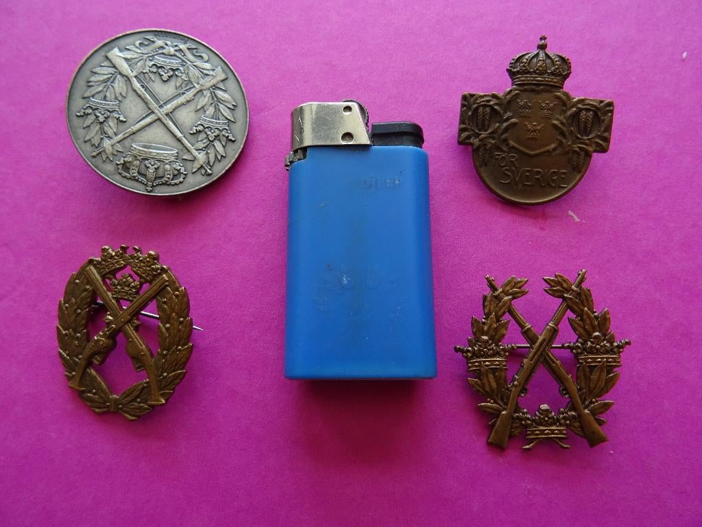 4 OUDE MILITAIRE PINS SPELDJES ZWEDEN BUTTONS BARET  LEGER, Verzamelen, Ophalen of Verzenden, Zo goed als nieuw, Overige onderwerpen