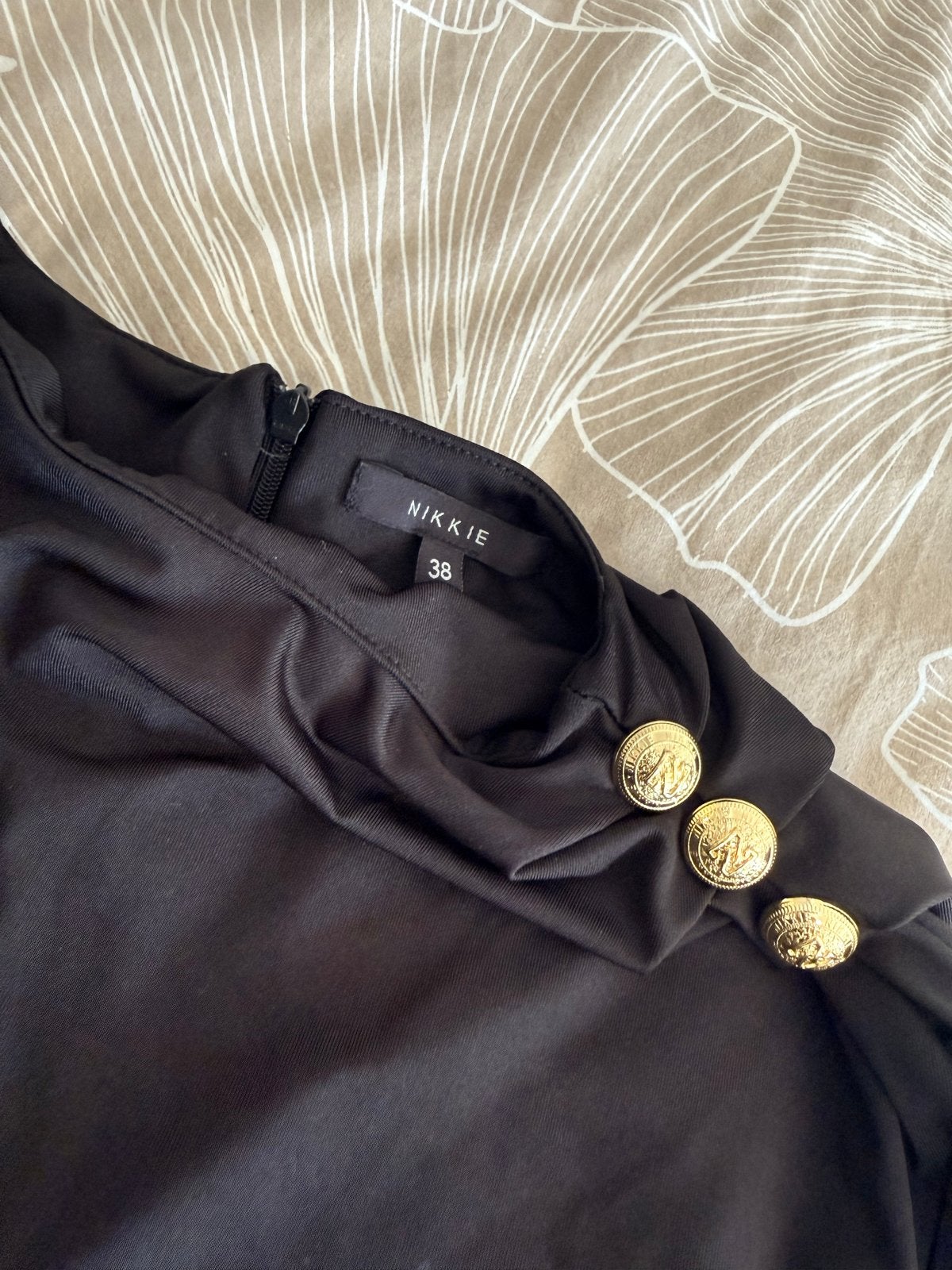 Nikkie Zwarte Top met Gouden Knopen - Maat 38, Kleding | Dames, Maat 38/40 (M), Zwart, Ophalen of Verzenden, Zo goed als nieuw