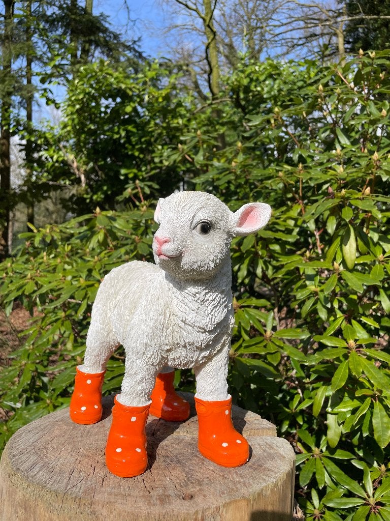 Beeld lammetje laarsjes, kinderkamer, babykamer Oranje 30cm, Ophalen of Verzenden, Nieuw, Kunststof, Dierenbeeld