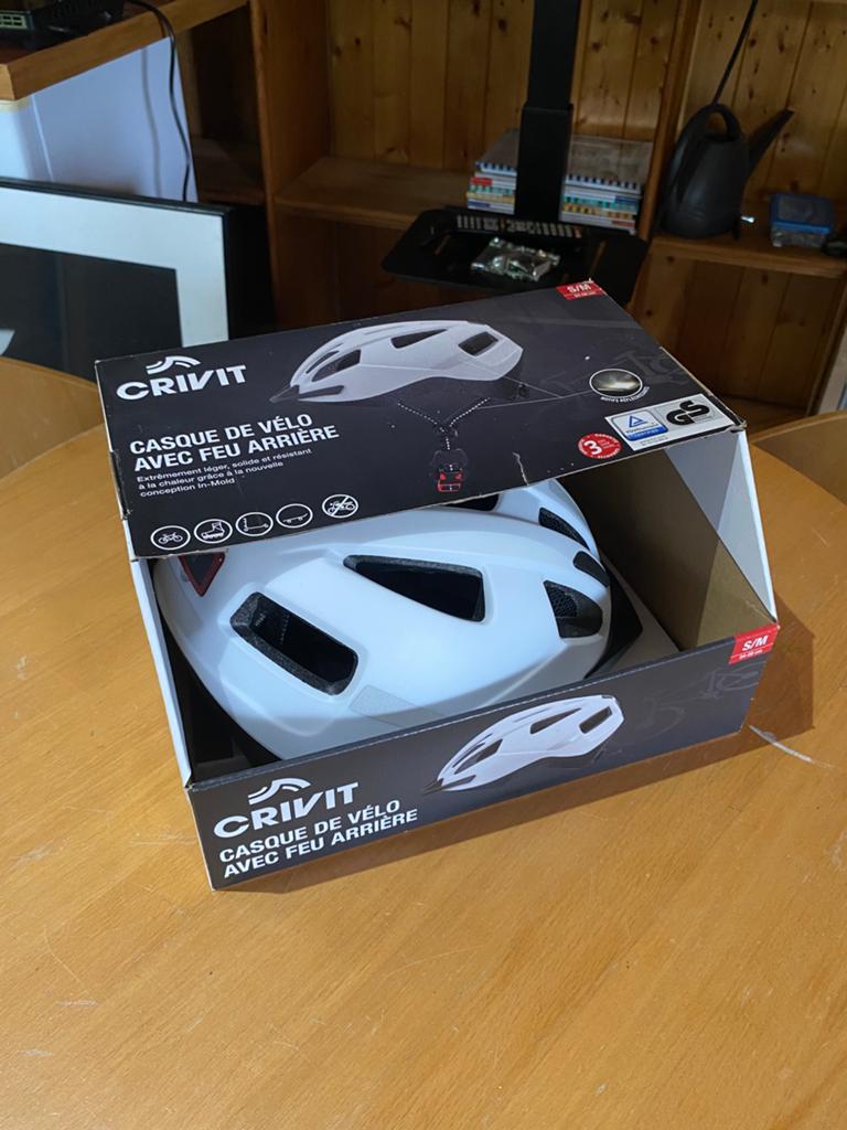 Nieuwe fietshelm met ingebouwd lampje, Ophalen, Nieuw, Overige maten