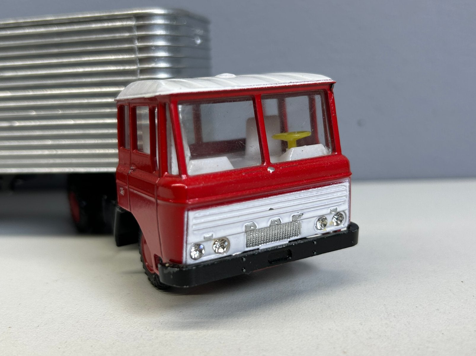 Lion toys car 60’s Daf 2600 truck met eurotrailer a €30exc, Ophalen of Verzenden, Zo goed als nieuw, Bus of Vrachtwagen, Lion Toys