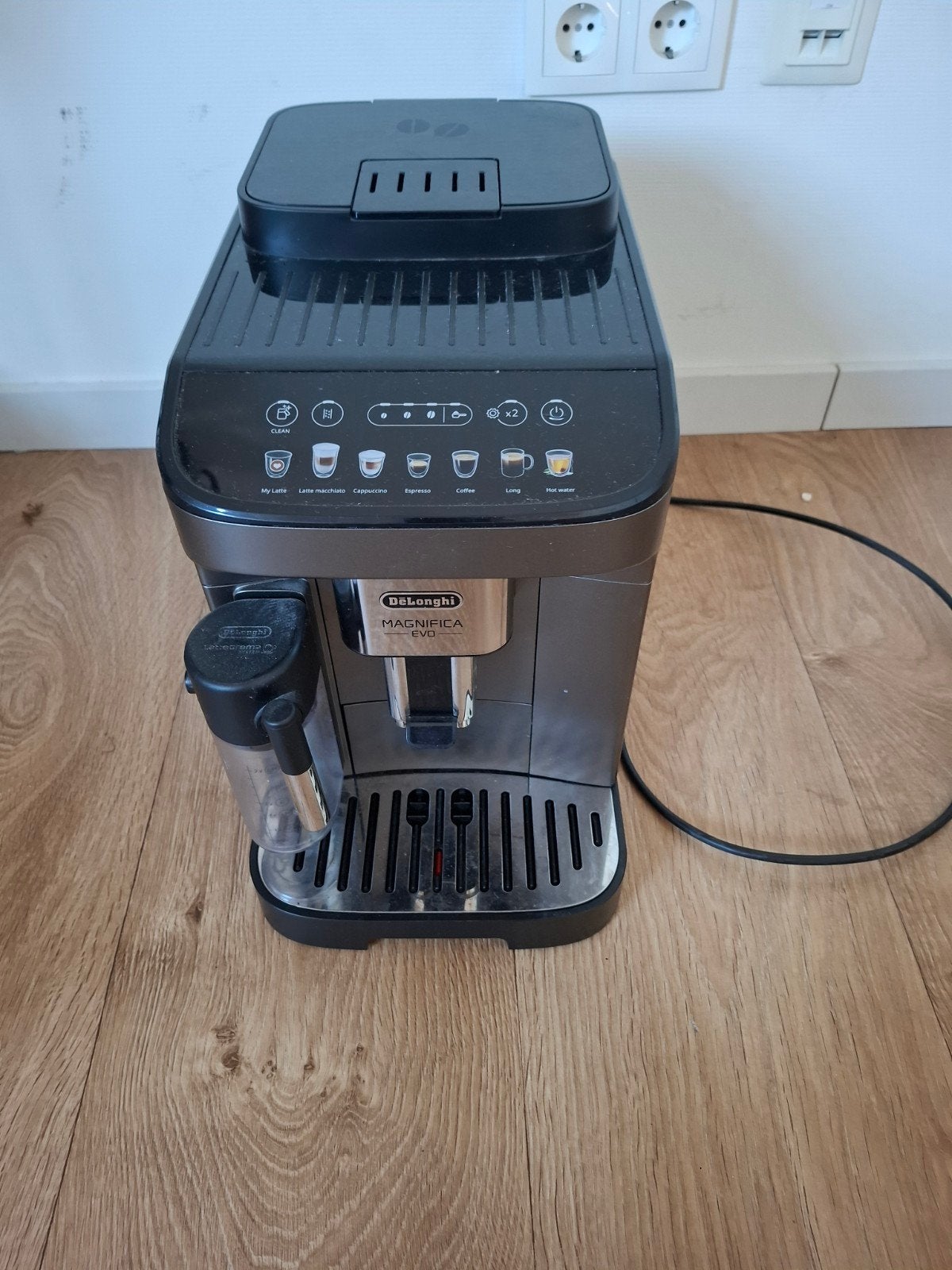 De'Longhi Magnifica Evo volautomatische espressomachine, Witgoed en Apparatuur, Ophalen, Afneembaar waterreservoir, Gebruikt, Espresso apparaat