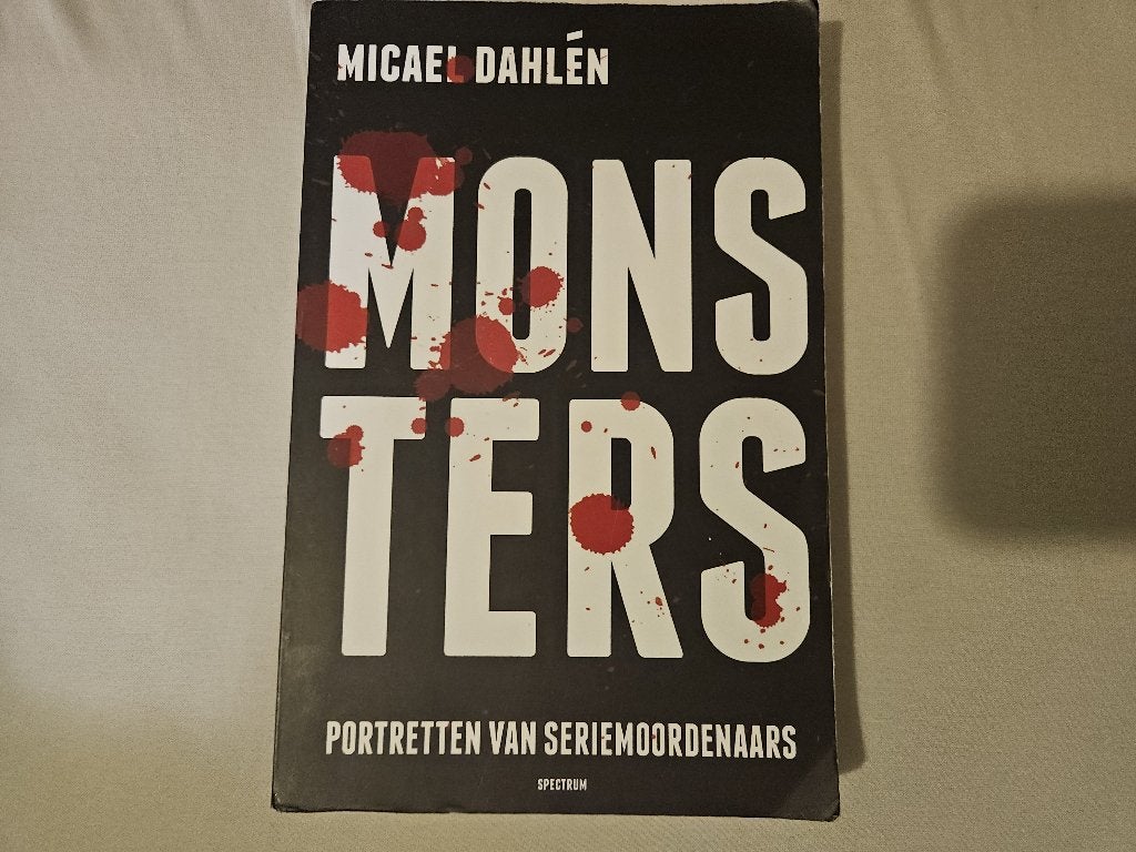 Monsters, portretten van seriemoordenaars (Micael Dahlen), Ophalen of Verzenden, Gelezen