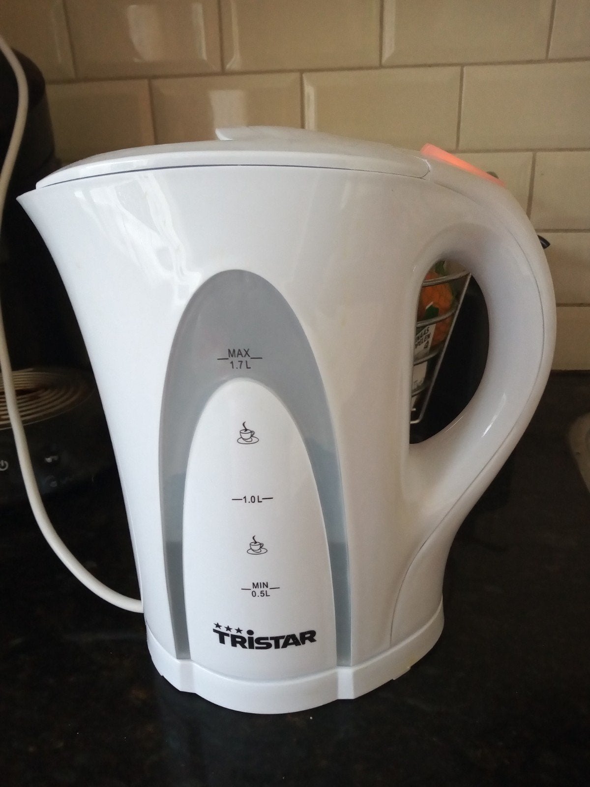 Goede waterkoker merk Tristar 1,7 liter 9,50 euro (foto 1)., Witgoed en Apparatuur, Waterkokers, 1 tot 2 liter, Ophalen