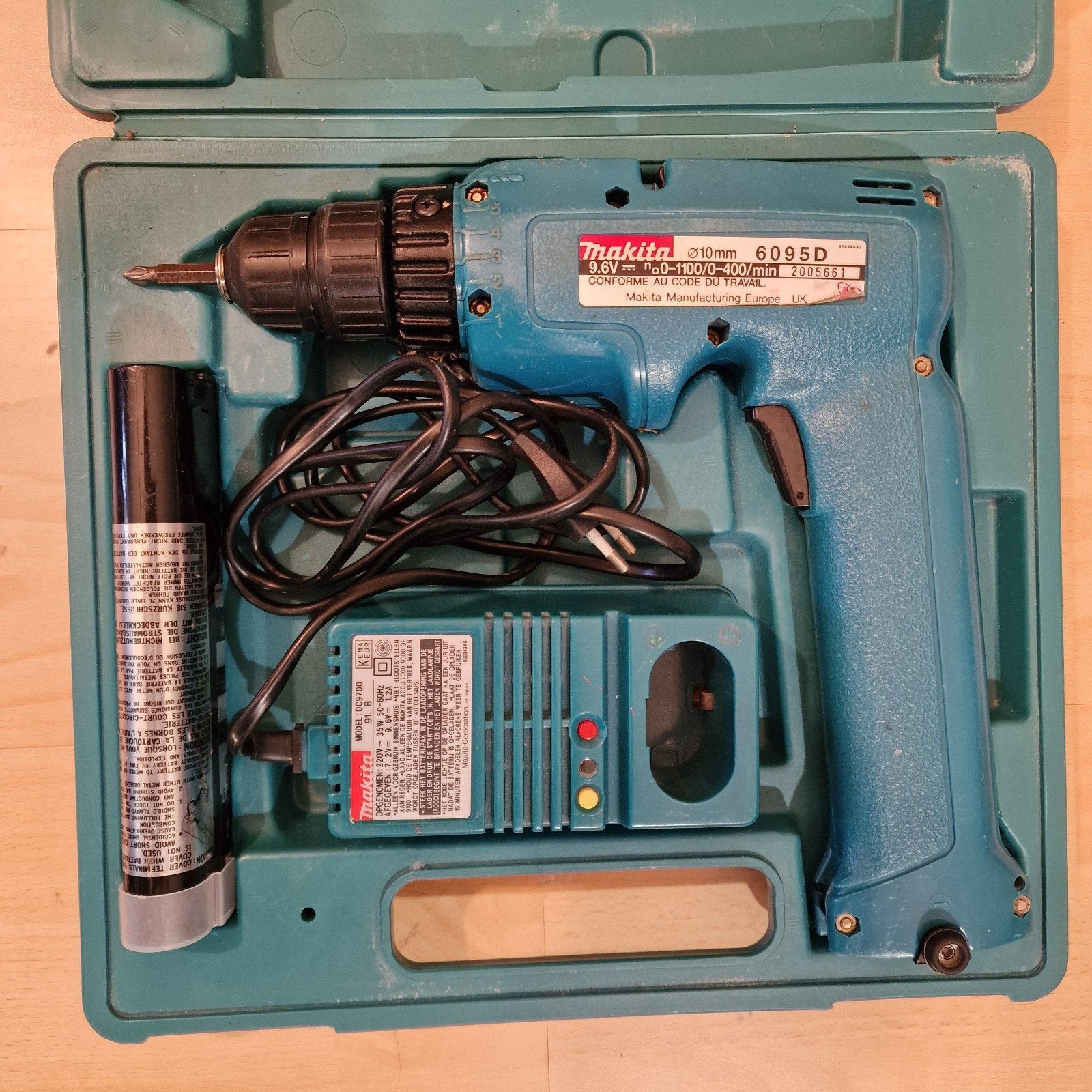 Makita 6095D Boor- en Schroefmachine met lader en koffer, Doe-het-zelf en Verbouw, Gereedschap | Boormachines, Gebruikt, Variabele snelheid