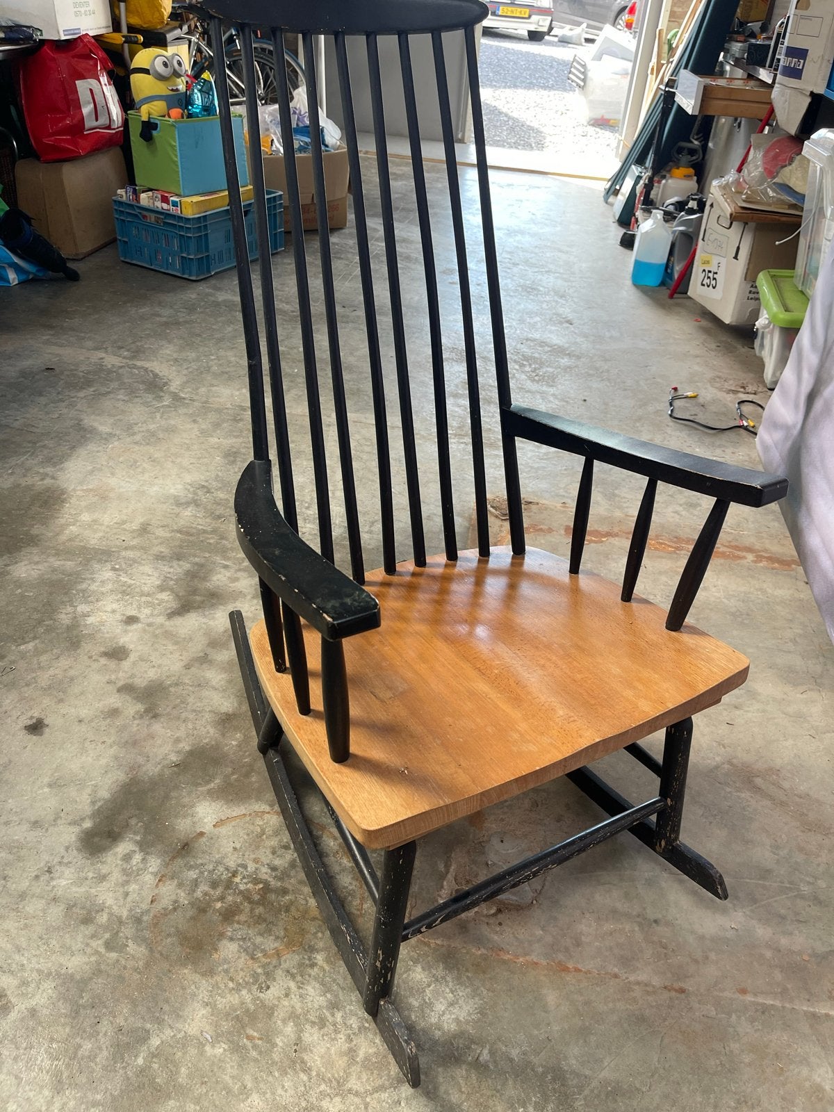 Vintage Schommelstoel Zwart met Houten Zitting jaren 60 70, Antiek en Kunst, Antiek | Meubels | Stoelen en Banken, Ophalen