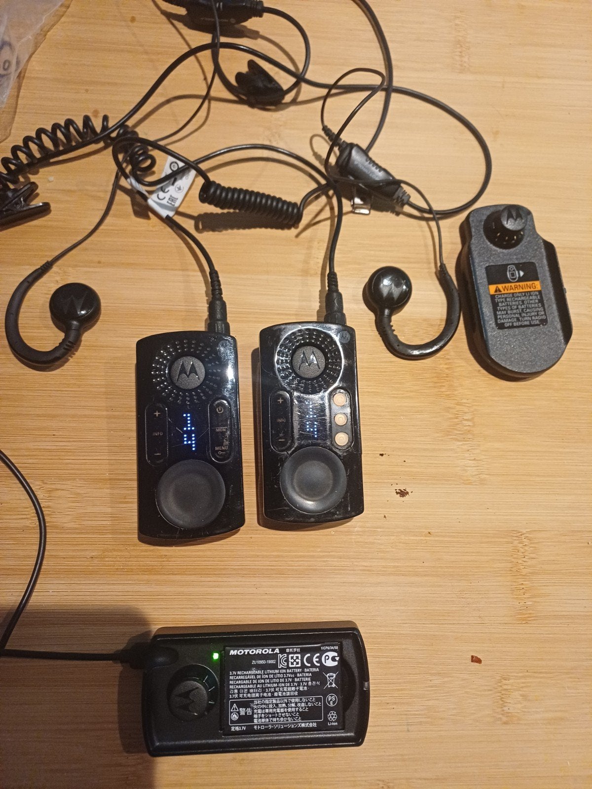 Motorola CLP466 Portofoon Set met Oplader en 11 Accu's, Telecommunicatie, Portofoons en Walkie-talkies, Gebruikt, Met broekklem