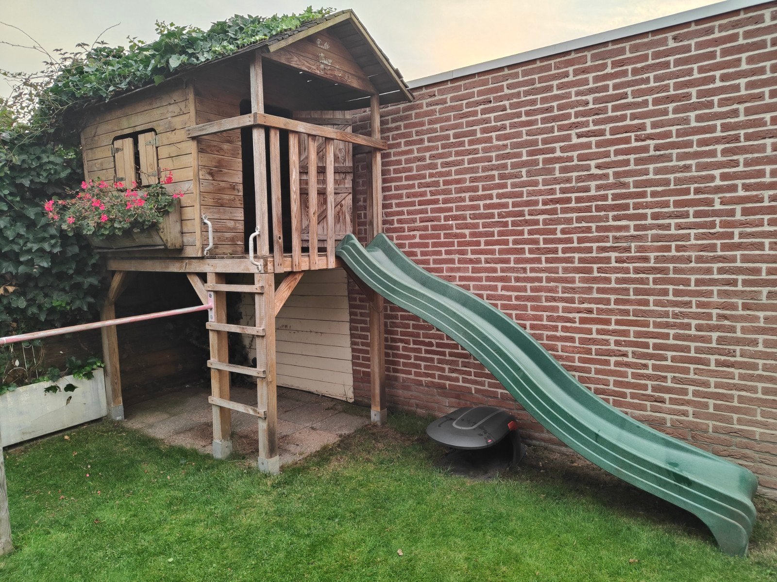 houten speelhuis met rekstok, glijbaan, tegels, meubels, Kinderen en Baby's, Ophalen, Gebruikt, Overige typen