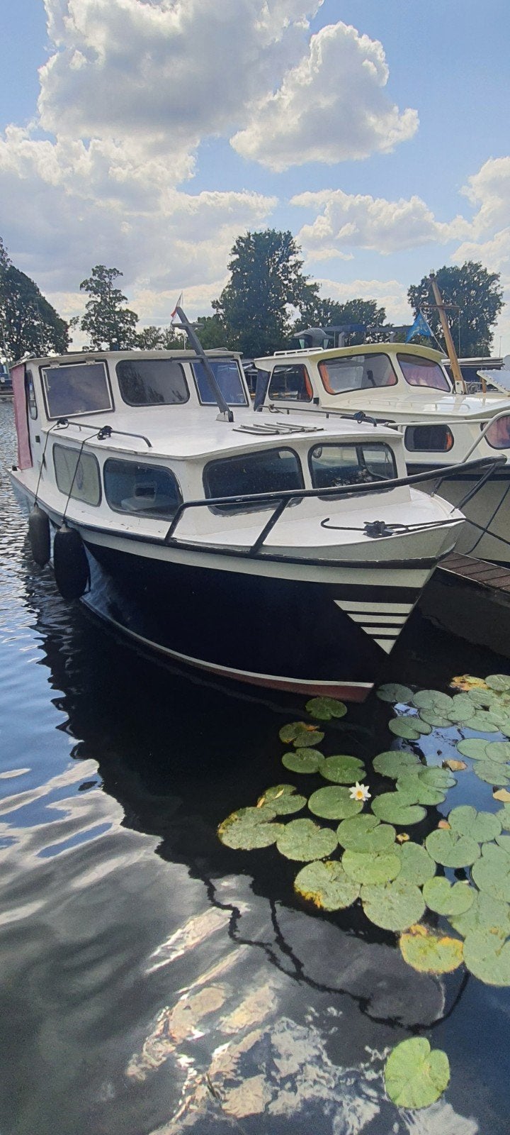 Motorboot met buitenboordmotor en kajuit, Watersport en Boten, Overige merken, Gebruikt, Kajuitboot, Zonnepaneel