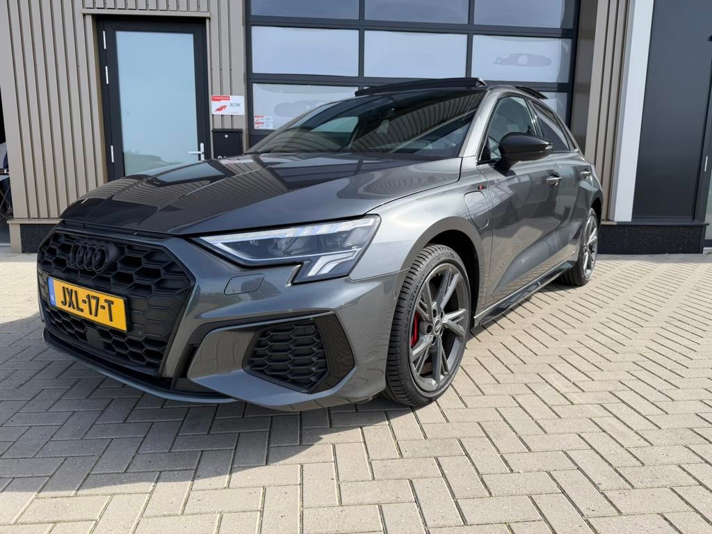 Audi A3 Sportback 45 TFSI 245pk S-line 2022 Pano RS BTW, Auto's, Audi, 77 km/l, 4 cilinders, Leder en Stof, Grijs