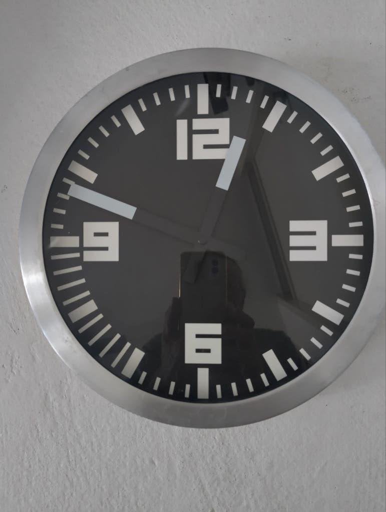 Mooie "dikke" wandklok aluminium buitenrand, Wandklok, Analoog, Ophalen of Verzenden, Zo goed als nieuw