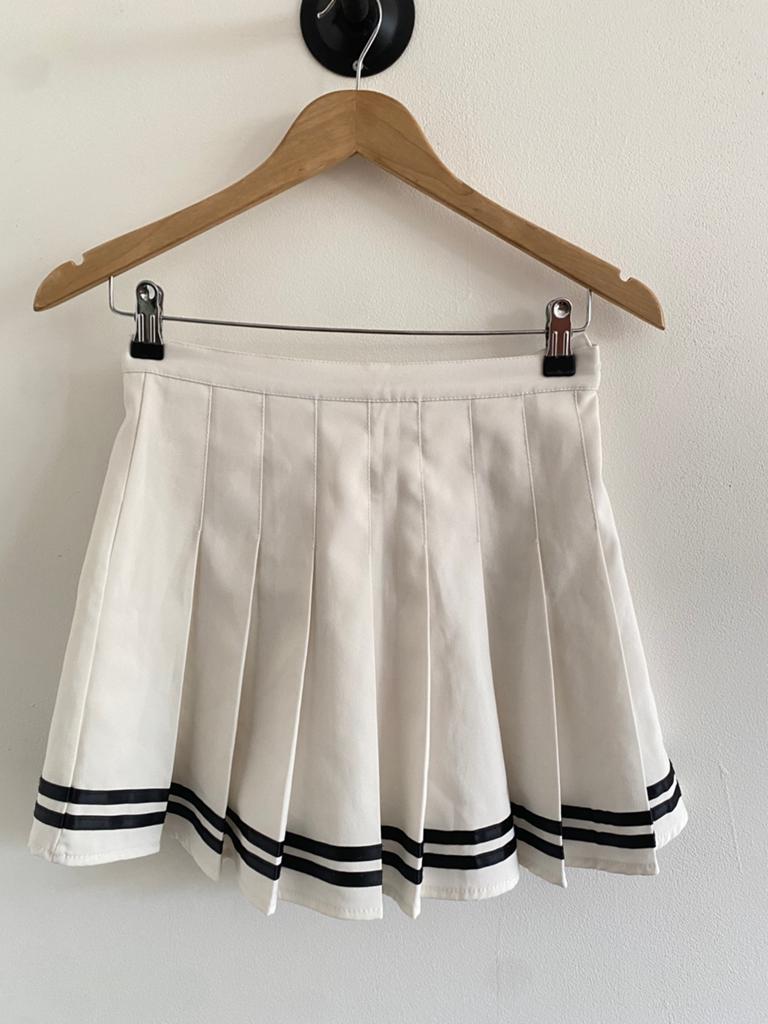 Witte geplooide minirok met zwarte strepen, Kleding | Dames, Wit, Ophalen of Verzenden, Zo goed als nieuw, Maat 34 (XS) of kleiner