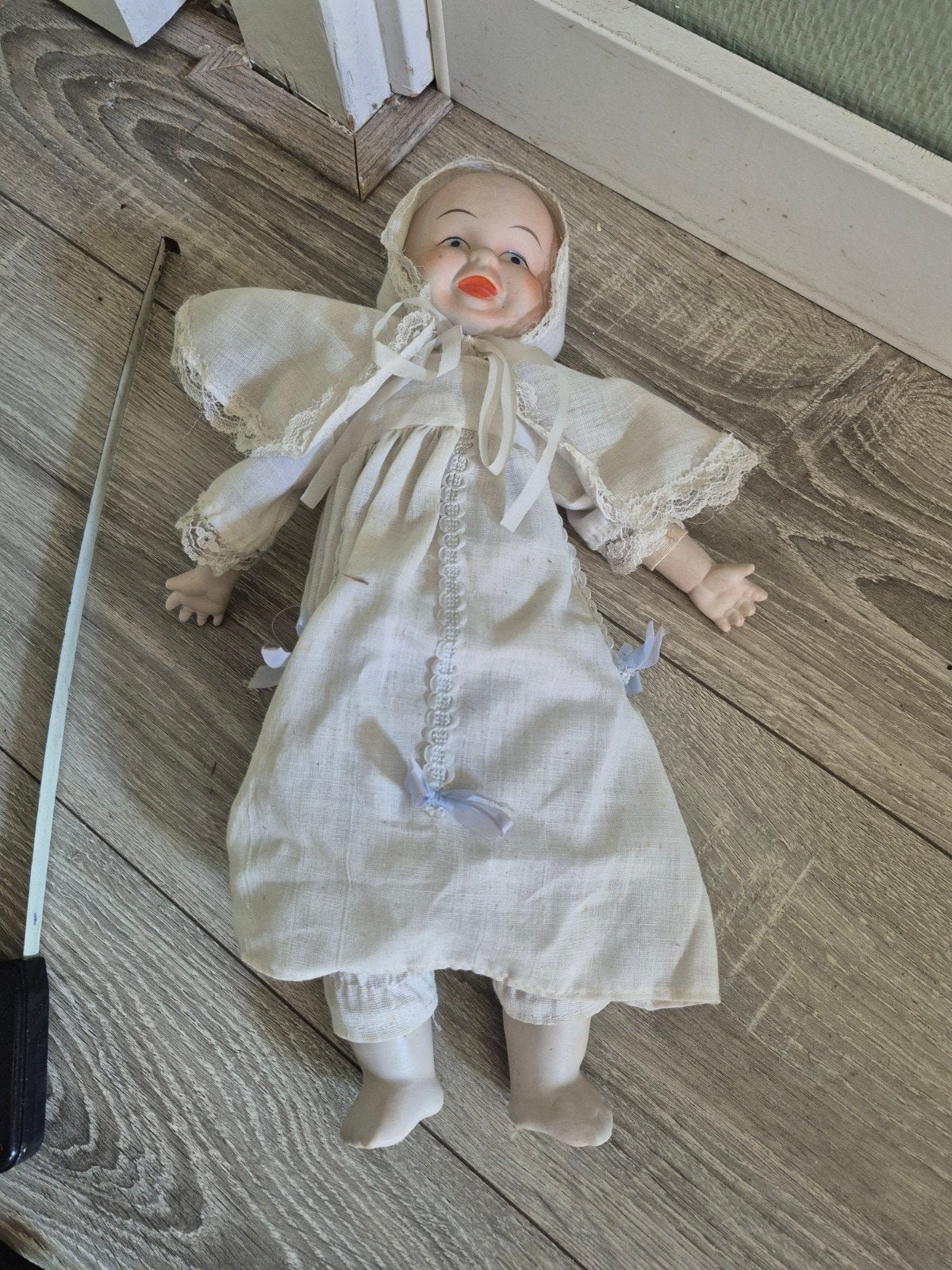 Antieke porseleinen babypop in originele kleding, Verzamelen, Poppen, Ophalen of Verzenden, Gebruikt, Babypop