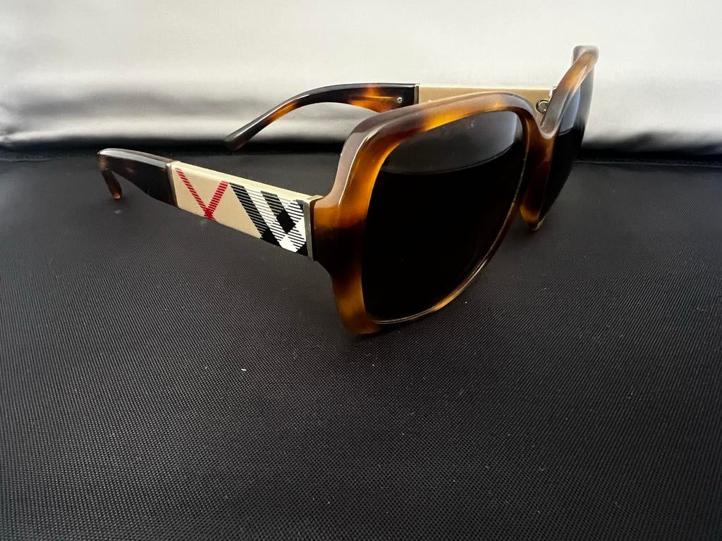 Stijlvolle Burberry zonnebril - Tortoise met iconisch patroo, Overige merken, Zonnebril, Bruin, Ophalen of Verzenden