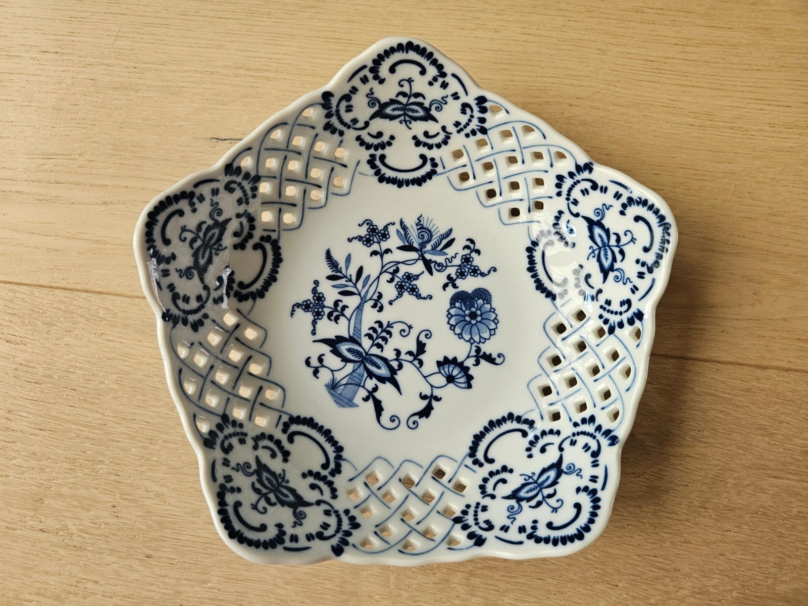 Blue Danube bonbonschaal met Ajourrandpatroon, Ophalen of Verzenden